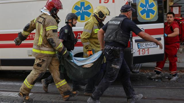 Los equipos de emergencia trasladan a un equipo en Leópolis por el bombardeo ruso.