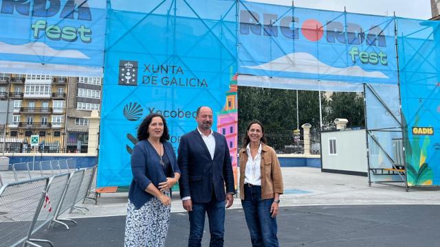 director de la Axencia de Turismo de Galicia, Xosé Merelles, la delegada de la Xunta de Galicia na Coruña, Belén do Campo, y la directora del festival, Olga Lamas.