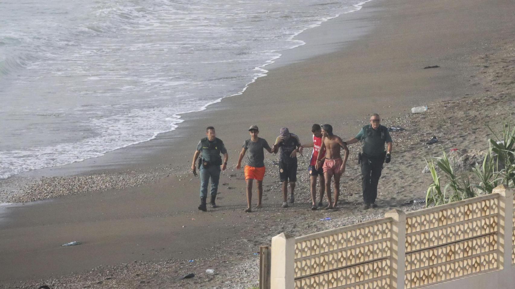 Continúan llegando a nado marroquíes a la playa del Tarajal, en Ceuta, aprovechando la densa niebla.