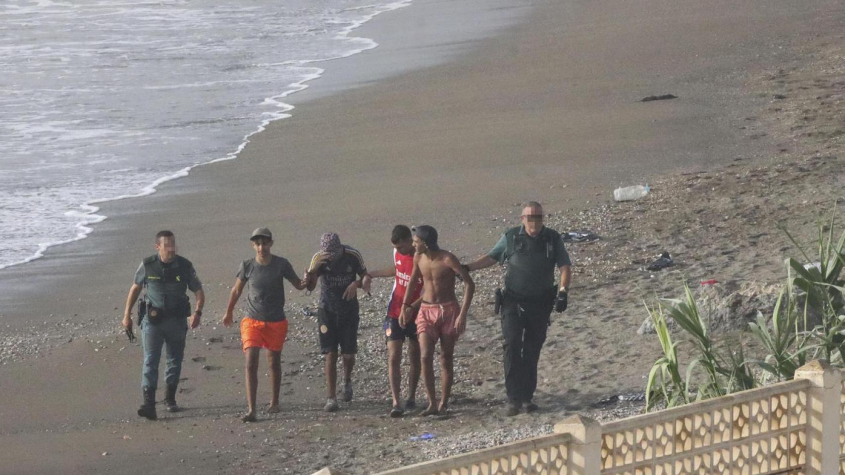 Jóvenes marroquíes llegando a nado a Ceuta este mes de agosto.