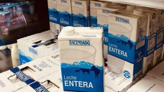 Leche entera de la marca Hacendado.