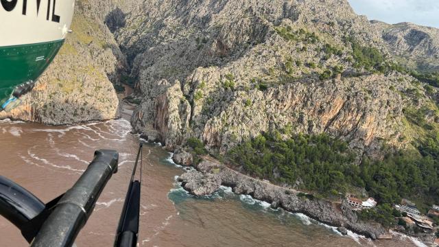 Helicóptero de la Guardia Civil sobrevolando el Torrent de Pareis, en Mallorca, donde se ha encontrado al excursionista fallecido.