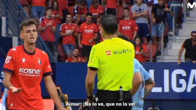 Aimar Oroz se dirige a Martínez Munuera.