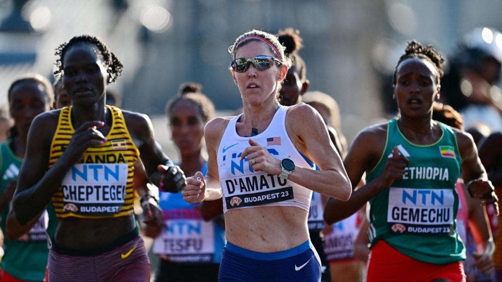 Rebecca Cheptegei, a la izquierda, durante su participación en el Mundial de Budapest 2023