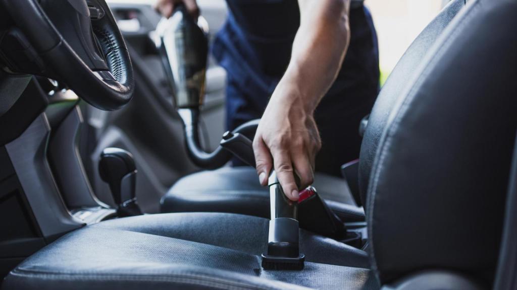 Limpieza del interior de un coche.