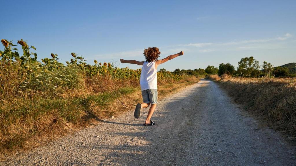 Niño en la naturaleza.