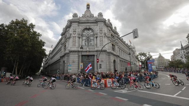 Vista del paso del pelotón de La Vuelta frente al Banco de España, en Madrid.