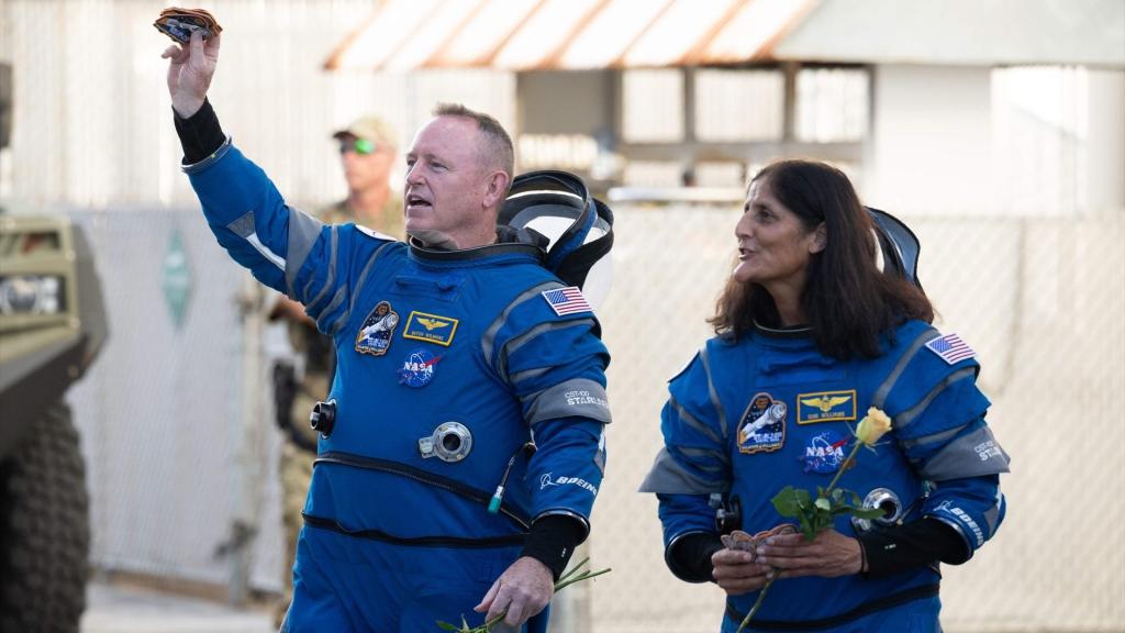 Los astronautas Butch Wilmore (i) y Sunita Williams (d) el 5 de junio, minutos antes de embarcar en la Starliner.