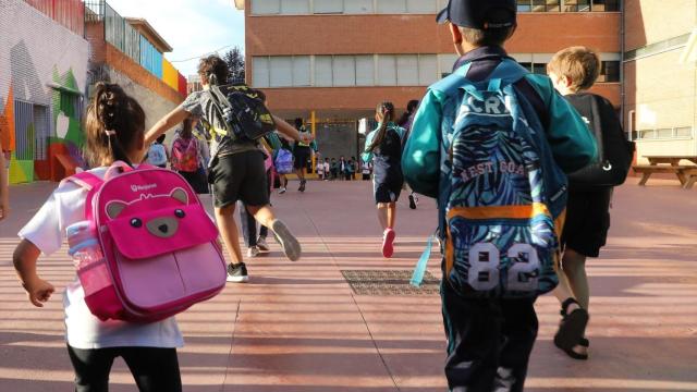 Varios niños en su llegada al colegio. EP