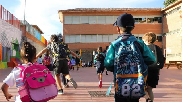 Varios niños en su llegada al colegio. EP