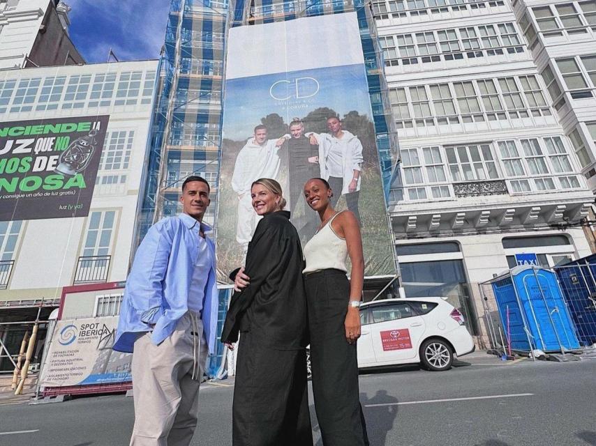 Foto de los tres con el cartel.