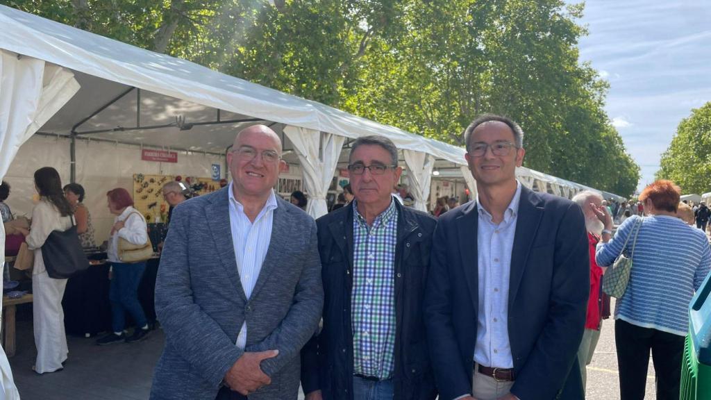 El alcalde de Valladolid, Jesús Julio Carnero, acompañado de Juan Carlos Jimeno, presidente de ACEVA, presentan la 46 Feria de Cerámica y Alfarería