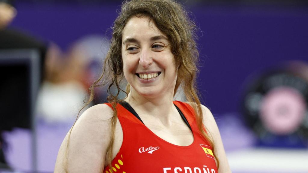 Loida Zabala sonríe tras un levantamiento durante la prueba de halterofilia de los Juegos Paralímpicos 2024.