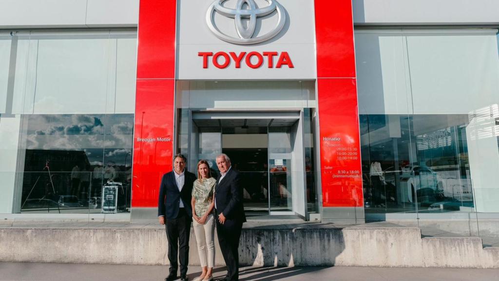 Miguel Carsi; presidente & CEO de Toyota y Lexus España, Adriana Ferreiro; vicepresidenta de Grupo Breogán y José Ramón Ferreiro presidente de Grupo Breogán.