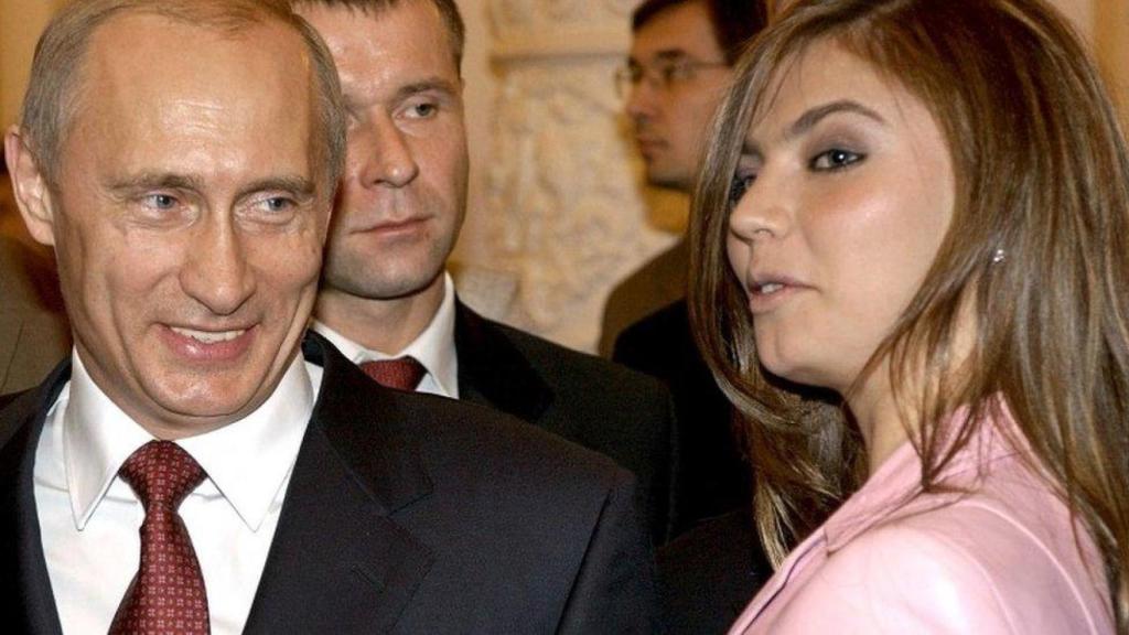 El presidente de Rusia, Vladímir Putin, junto con la gimnasta Alina Kabaeva en 2004.