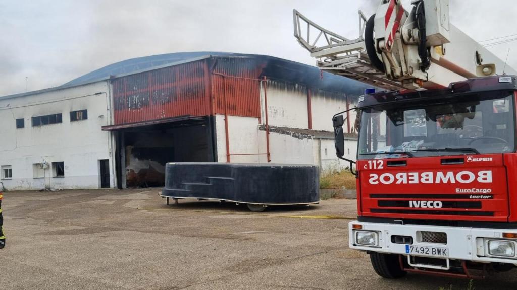 Los bomberos en la fábrica de Benavente sofocando las llamas