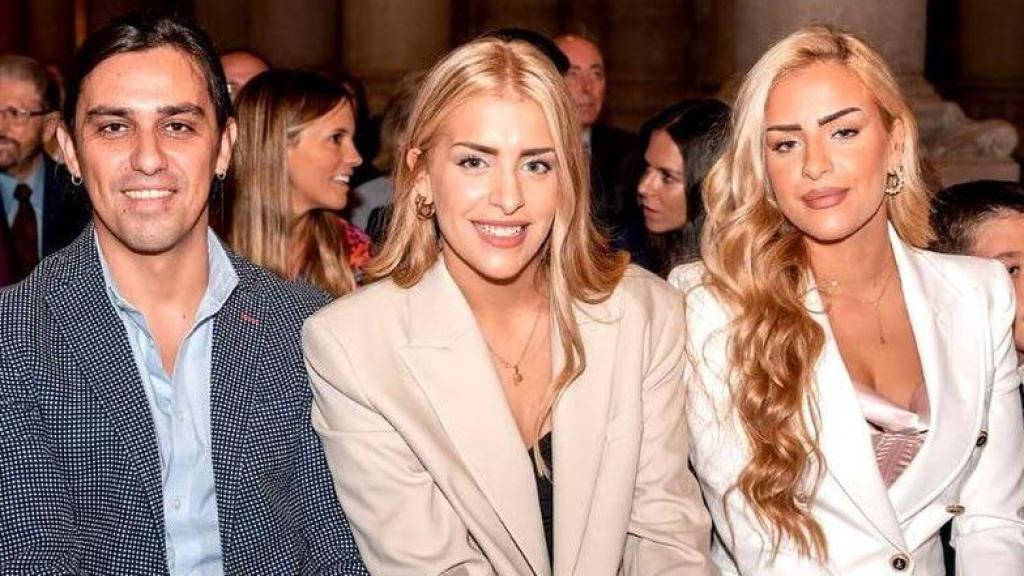 Juan Carlos, junto con sus hermanas, los gemelos Paula y Andrea.
