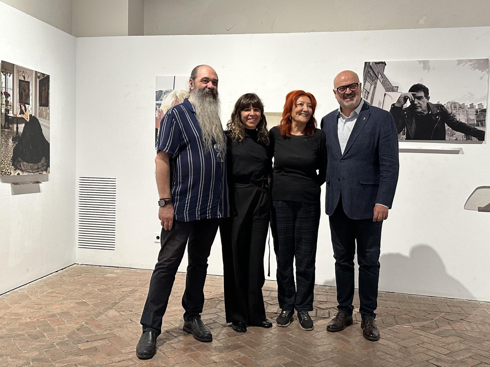 El concejal de Cultura, Juan Carlos Monroy, en la inauguración de la exposición 'De cerca nadie es normal'