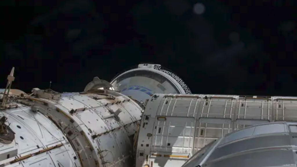 Vista de la nave Starliner acoplada a la ISS.