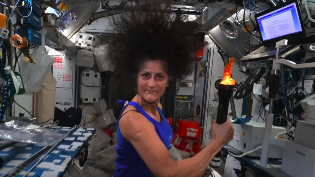 Sunita Williams sostiene una antorcha olímpica durante su estancia en la Estación Espacial Internacional.