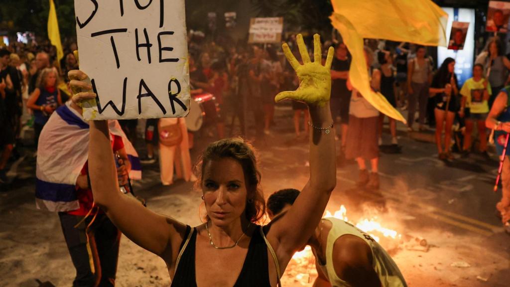 Los manifestantes participan en una protesta para mostrar apoyo a los rehenes que fueron secuestrados durante el mortal ataque del 7 de octubre, en Tel Aviv.. 5 de septiembre. de 2024