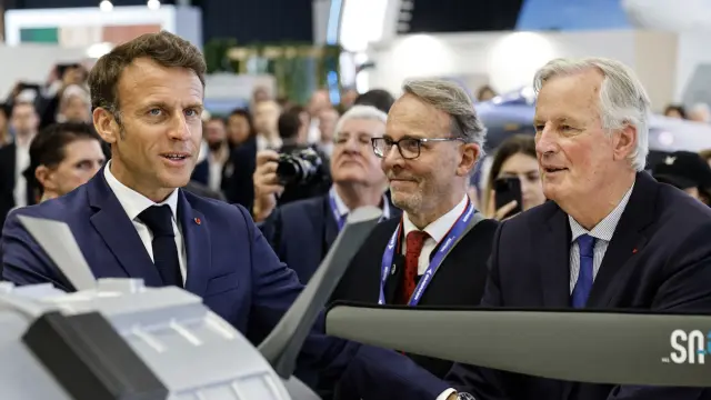 Emmanuel Macron y Michel Barnier en un evento.