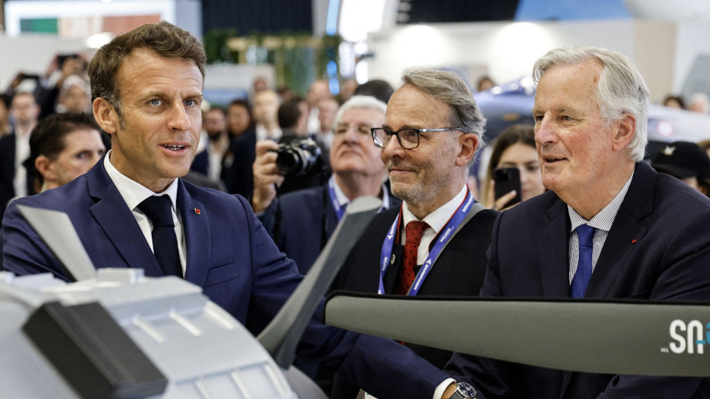 Emmanuel Macron y Michel Barnier en un evento.