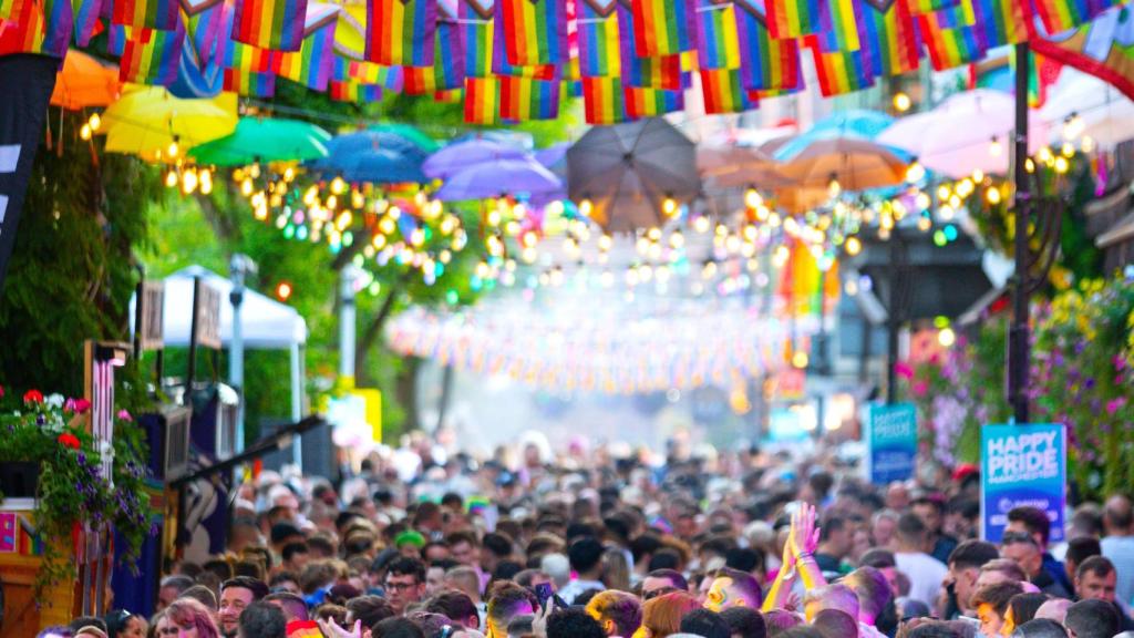 Las calles de Manchester repletas de gente este agosto por la celebración del Orgullo.