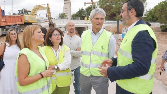 La rectora Amparo Navarro visita las obras del paso inferior de San Vicente.