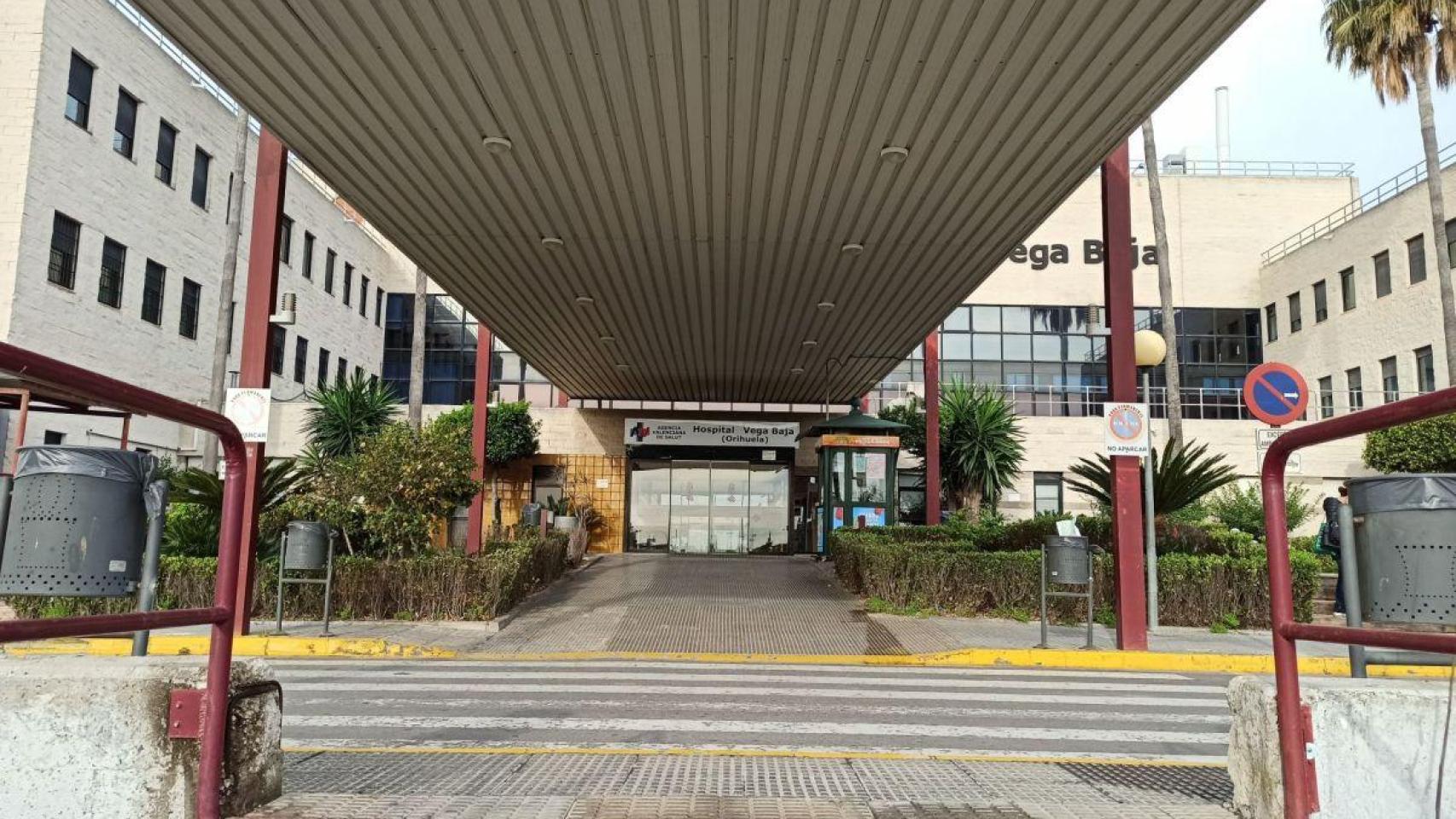 Una vista de la entrada del hospital comarcal de la Vega Baja.