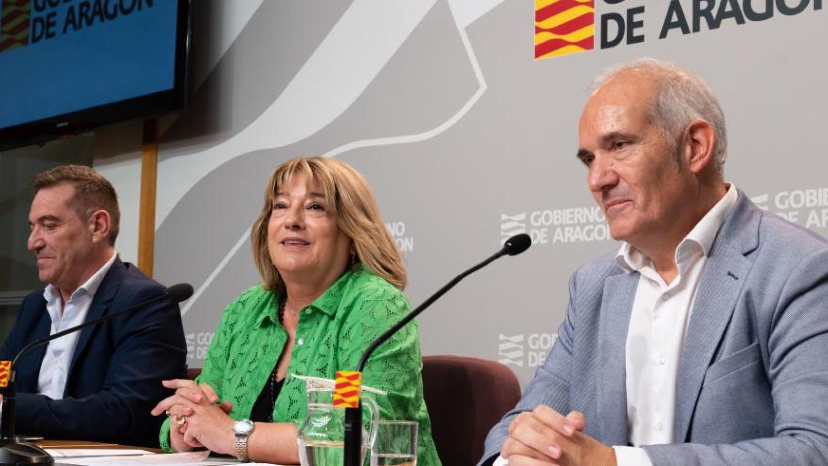 La consejera de Educación, Cultura y Deporte, Tomasa Hernández, junto al secretario general técnico, Manuel Magdaleno, y el director general de Planificación, Centros y FP, Luis Mallada.