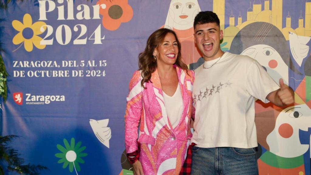 La alcaldesa de Zaragoza, Natalia Chueca, con el pregonero, Juanjo Bona, en la presentación de las fiestas del Pilar de este año.