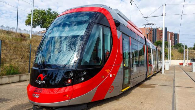 El tranvía de Zaragoza mejora sus frecuencias en horas punta y los sábados gracias a la incorporación de dos Urbos 100