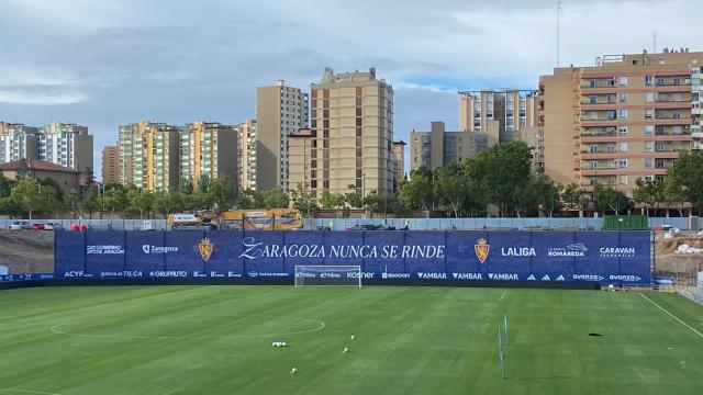 El lema 'Zaragoza nunca se rinde' ya se lee en la lona del Gol Sur de La Romareda