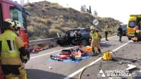 Los Bomberos de la DPZ trabajando en el lugar del siniestro entre un turismo y un camión en la N-232, en Quinto.