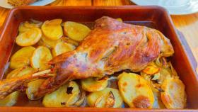 Ternasco con patatas al horno, típico en Aragón.