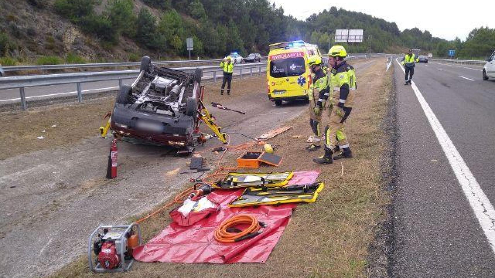 El turismo tras sufrir un accidente en la A-66 en Ponferrada