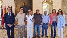 El alcalde de Salamanca junto a los atletas Lorena Martín y Mario García Romo