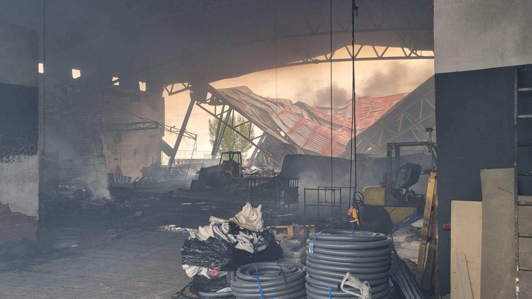 El interior de la fábrica de fibra de carbono en Benavente tras incendiarse