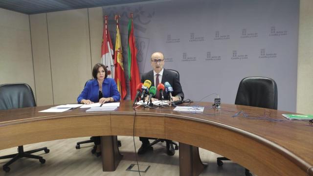 El delegado territorial de la Junta en Zamora, Fernando Prada, junto con la directora provincial de Educación, Mª Teresa Pérez, presentando el inicio del curso escolar