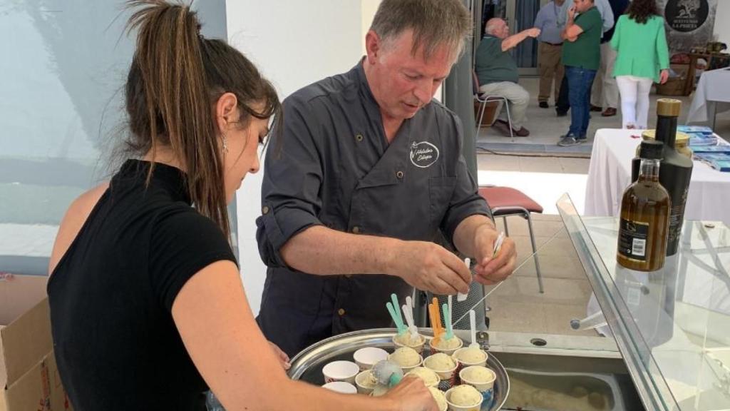 El empresario sevillano Sebastián Barrena sirve los helados de aceitunas que ha elaborado en su obrador de Estepa (Sevilla)