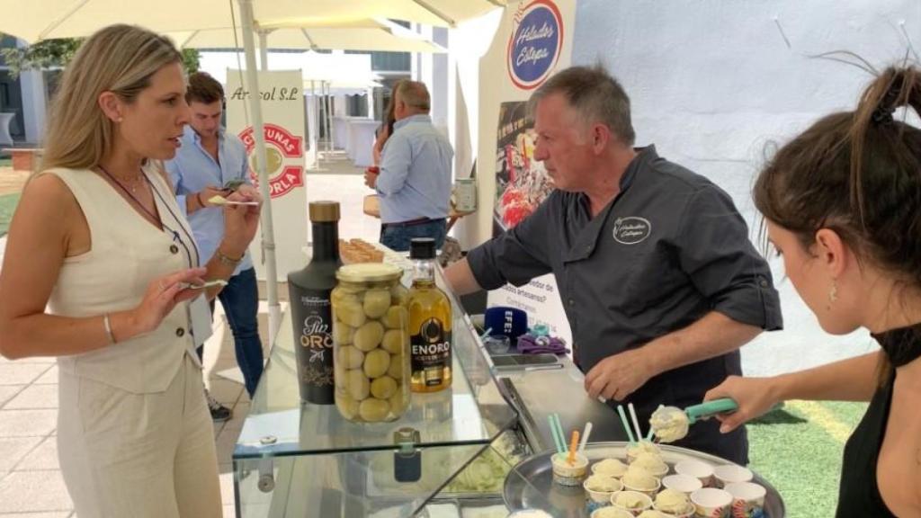 Una mujer prueba uno de los helados con sabor a aceitunas que ha elaborado un obrador de Estepa (Sevilla).