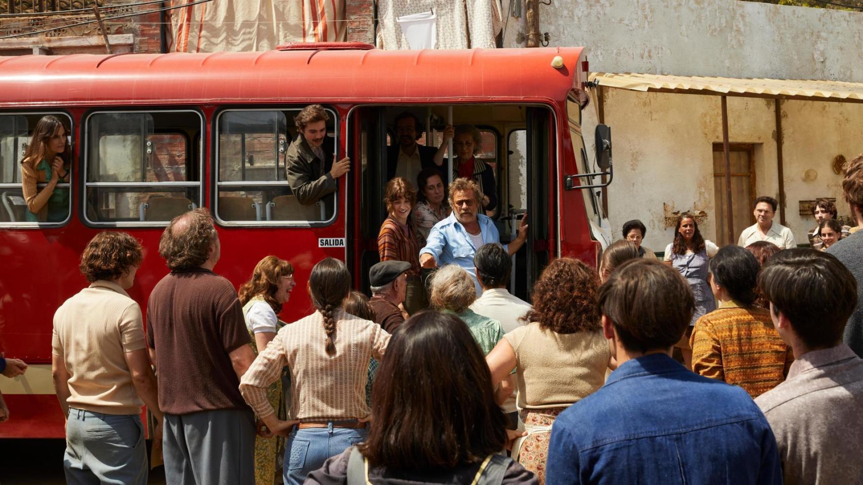 Eduard Fernández y Clara Segura en un momento de 'El 47', película dirigida por Marcel Barrena.