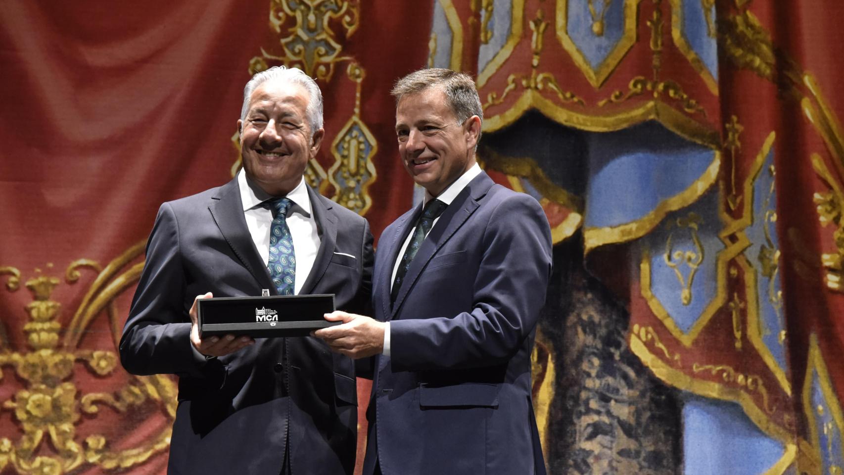 Juan Martínez, pregonero de la Feria Taurina 2024, y el alcalde de Albacete, Manuel Serrano.