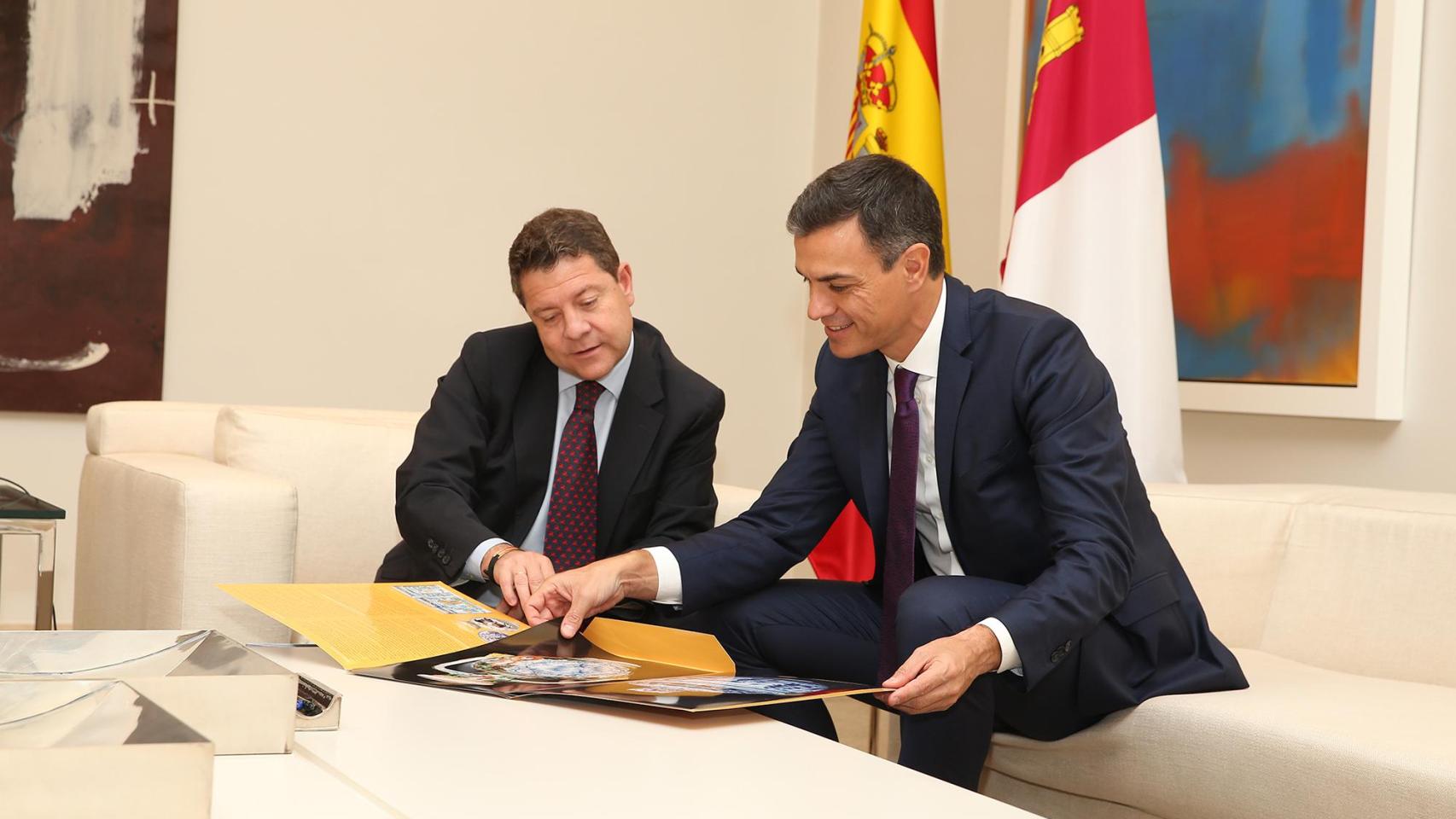 Emiliano García-Page y Pedro Sánchez, durante su encuentro en La Moncloa el 15 de octubre de 2018.