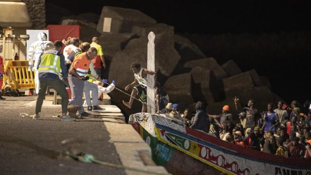 Una patera con 176 migrantes a bordo llega al puerto de La Restinga, en El Hierro, esta madrugada.