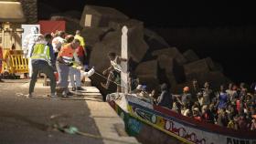 Una patera con 176 migrantes a bordo llega al puerto de La Restinga, en El Hierro, esta madrugada.