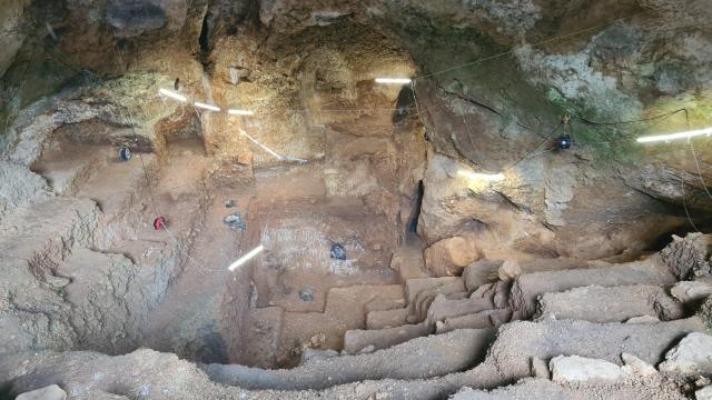 Excavaciones en Lapa do Picareiro, uno de los últimos sitios de Europa conquistados por el 'Homo sapiens'.