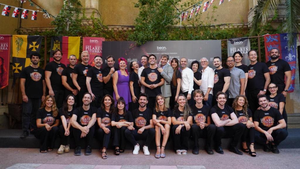 El reparto al completo de actores para el musical de 'Los pilares de la Tierra'.