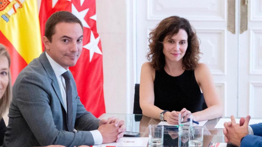 La presidenta de la Comunidad de Madrid, Isabel Díaz Ayuso, y el portavoz del PSOE en la Asamblea de Madrid, Juan Lobato, durante su reunión este jueves en la Real Casa de Correos.